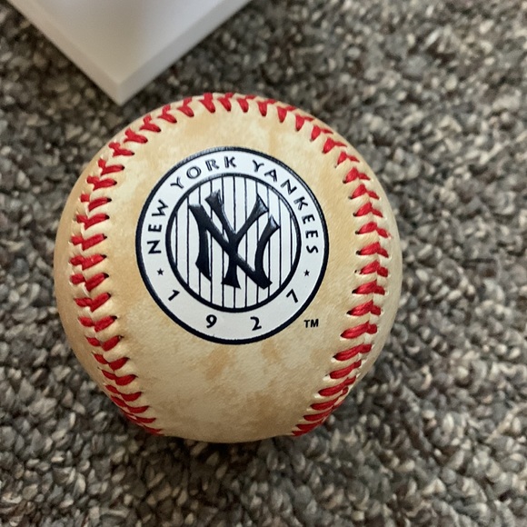 New York Yankee stadium seat and ball set (2006) - Picture 3 of 8